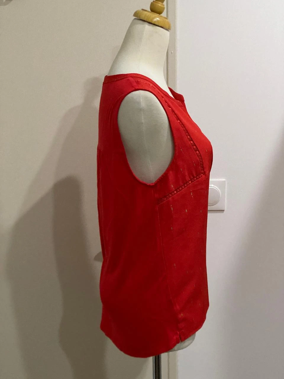 Top Decotado Fluido Vermelho com Estampa Dourada Cache Cache - Tamanho 38 (M) – photo 5